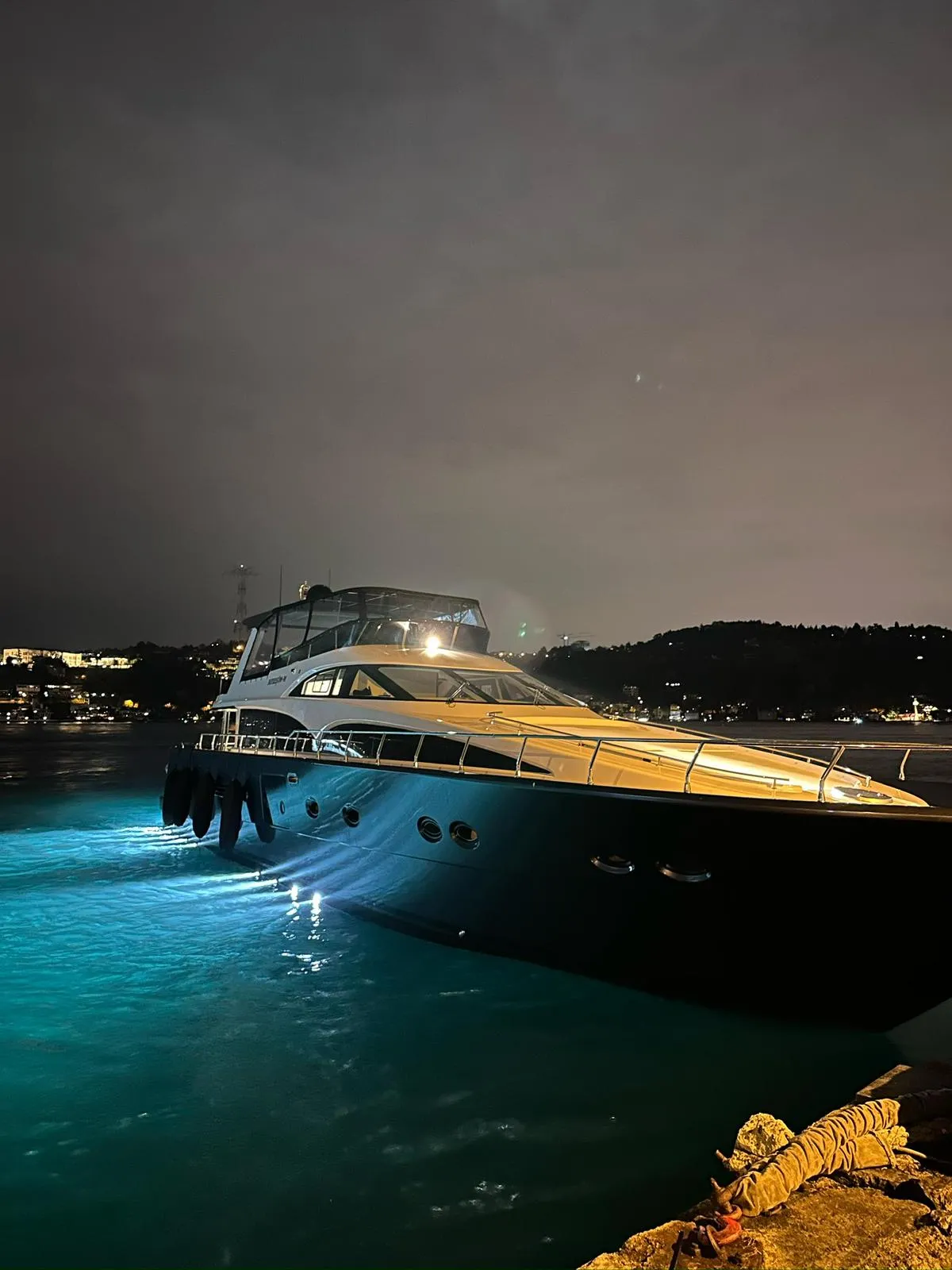 AMESİN-E yatı gece mavi sualtı ışıklarıyla yanaşık